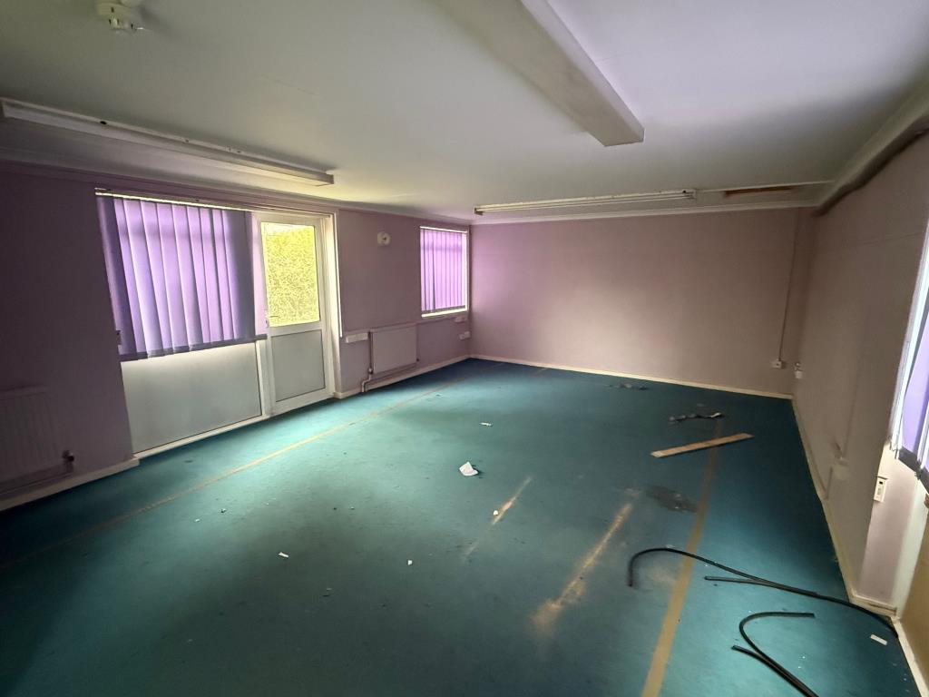 Lot: 85 - FREEHOLD BUILDING WITH POTENTIAL - Meeting room